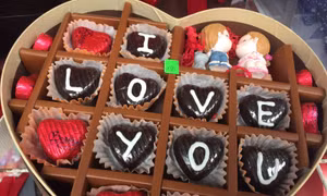 Quà tặng mùa Valentine: Ngọt ngào như socola và nồng nàn như hương hồng 