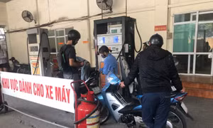 Khan hiếm RON A95 chỉ xảy ra cục bộ, Bộ Công Thương khẳng định không thiếu xăng