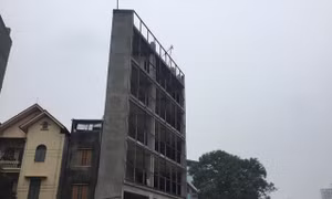 Nhà 'kì dị' mọc trên đường nghìn tỷ giữa Thủ đô