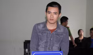 Bị cảnh sát vây bắt, con bạc 'phi thân' qua cửa sổ tẩu thoát