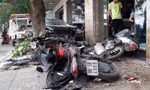 'Xe điên' đâm liên hoàn khiến 6 xe máy biến dạng bên bờ hồ Tây