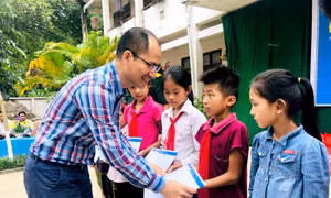 Đoàn công tác của TTXVN tặng 35 suất quà cho các em học sinh nghèo vùng cao Hà Giang