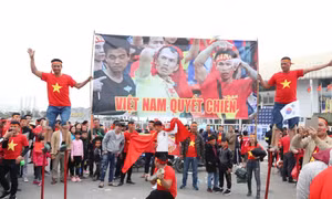 Rực rỡ sắc màu cổ động viên tại 'nhà hát' Mỹ Đình trước giờ bóng lăn