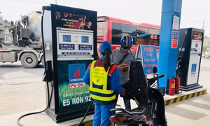 Giá xăng tăng tiếp hơn 700 đồng/lít