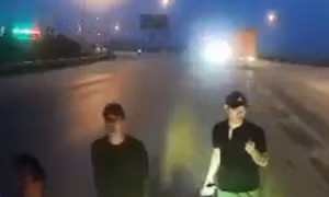 Truy tìm nhóm thanh niên đập kính, 'ăn vạ' trước đầu ô tô trên quốc lộ 1A