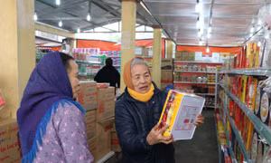 Chợ Tết hàng Việt về vùng quê, người dân háo hức đi mua sắm