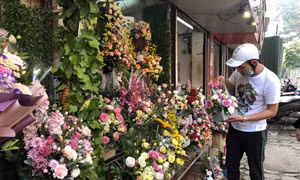 Giá hoa tăng từng ngày, ngân hàng và hiệu vàng ‘tung chiêu’ hút khách ngày 8/3