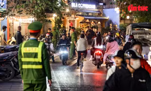 Mạnh tay xử nghiêm các vi phạm trật tự đô thị tại Hồ Tây