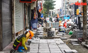 Người dân phố Khâm Thiên ‘méo mặt’ vì vỉa hè bị đào xới cuối năm