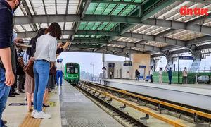 Hà Nội: Vào cuộc xử lý nhóm thanh niên quảng cáo phản cảm trên tàu điện đường sắt trên cao