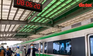 Người dân háo hức xếp hàng trải nghiệm đường sắt Cát Linh-Hà Đông