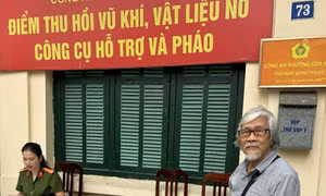 Cụ ông 81 tuổi giao nộp khẩu súng colt xoay và 19 viên đạn