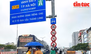 'Xe dù, bến cóc' vẫn ngang nhiên hoạt động tại nhiều tuyến đường Thủ đô