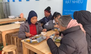 Suất cơm 2.000 đồng ấm lòng người nghèo Thủ đô