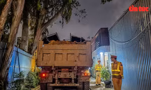 Xuyên đêm xử lý loạt xe ben chở đất cát quá tải ở Hà Nội