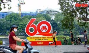 Sau 33 ngày giãn cách, người dân Hà Nội hồ hởi ra công viên tập thể dục 
