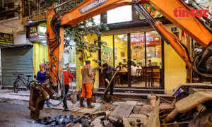 Hà Nội: Xuyên đêm chỉnh trang Khu phố ẩm thực đi bộ Đảo Ngọc Ngũ Xã
