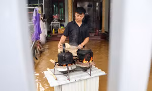 Khu vực ngập sâu ở huyện Chương Mỹ (Hà Nội) vẫn chờ nước rút