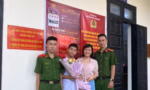 Hà Nội: Tặng hoa chúc mừng 5 công dân đầu tiên làm thủ tục cấp căn cước mới