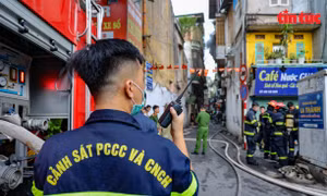 Hà Nội: Cháy nhà trong ngỏ nhỏ, nhiều người mắc kẹt