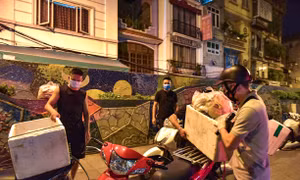 Hà Nội: Tóm gọn 3 đối tượng mang giò chả vào khu phong toả bán kiếm lời