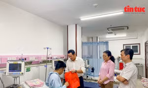 Kịp thời thăm hỏi hai chiến sĩ cứu hoả trong vụ cháy ở phường Trúc Bạch