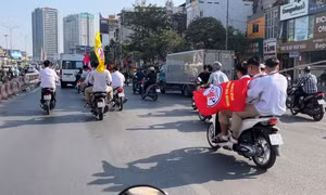 Hà Nội: Đã xác định nhóm học sinh không đội mũ bảo hiểm, lái xe máy diễu phố