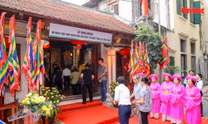 Dâng hương ông Tổ nghề thêu Lê Công Hành