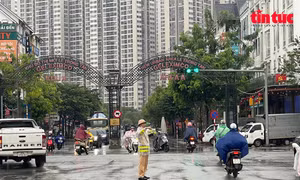 Cảnh sát giao thông Hà Nội 'căng mình' toàn tuyến hỗ trợ người dân trong mưa ngập