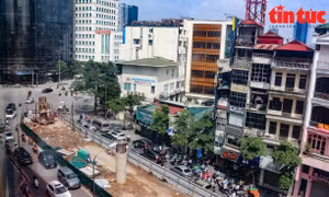 Công trường cầu vượt chữ C tại Hà Nội 'ngủ đông' giữa hè tháng 6