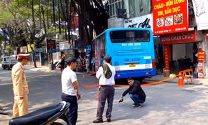 Hà Nội: Phong toả đường Đội Cấn vì xe buýt mất lái đâm vào nhà dân