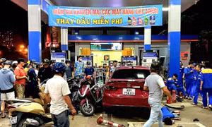 Hà Nội: Ô tô đâm liên hoàn vào cây xăng đường Láng khiến nhiều người bị thương