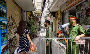 Hà Nội: Chợ phố cổ căng dây, kẻ vạch chống dịch COVID-19