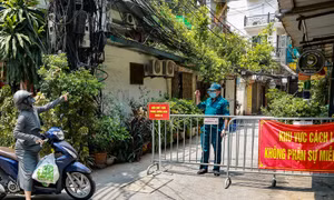 Hà Nội phong toả nhiều điểm liên quan đến các chùm ca bệnh COVID-19