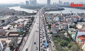 Va chạm giữa 2 ô tô khiến vành đai 3 ùn tắc nhiều km