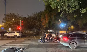 Công an Hà Nội đang xác minh vụ lái xe ô tô cố tình đâm xe máy tại Cầu Giấy