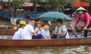 Nhiều người ‘quên’ khẩu trang khi đi lễ chùa Hương