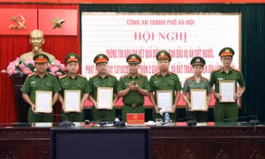Chủ tịch TP Hà Nội khen thưởng thành tích truy bắt nhanh đối tượng sát hại cô gái 17 tuổi 