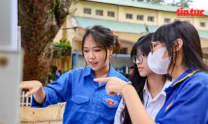 Các thí sinh háo hức làm thủ tục dự thi tốt nghiệp THPT 2024