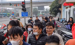 Sở GTVT Hà Nội khuyến cáo vụ xếp hàng chờ đổi bằng lái