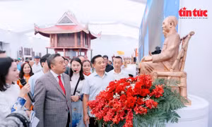 Chủ tịch TP Hà Nội tham quan Không gian Truyền thống và Sáng tạo Hà Nội 2025