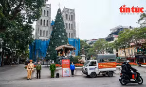 Hà Nội cấm các phương tiện và hạn chế người dân ra vào khu vực Nhà Thờ lớn