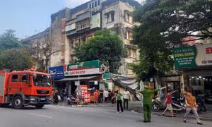 Kịp thời đưa người dân thoát hiểm trong vụ cháy ở phố Thanh Nhàn, Hà Nội