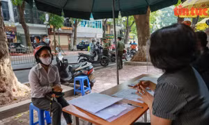 Nhiều người dân Hà Nội vẫn viện lý do để ra đường trong thời gian giãn cách xã hội