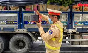 CSGT Hà Nội kịp thời ngăn chặn 9 tấn thực phẩm 'bẩn' phục vụ Trung thu