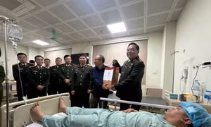 Kịp thời thăm hỏi, động viên chiến sĩ bị thương khi làm nhiệm vụ