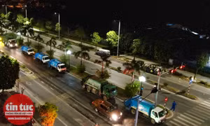 Xe chở rác xếp hàng dài 1 km trong đêm vì người dân Phúc Diễn lập chốt chặn