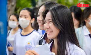 Ngày đầu làm thủ tục thi THPT 2025: Hà Nội và TP Hồ Chí Minh đón lượng thí sinh kỷ lục