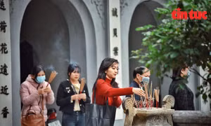 Chùa Hà đông đúc bạn trẻ kéo về cầu duyên ngày Valentine