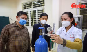 Xuyên đêm lắp ráp trạm y tế lưu động điều trị F0 tại Hà Nội 